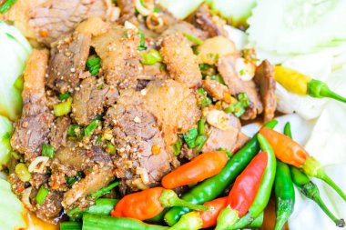 Baharatlı kıyılmış domuz salata