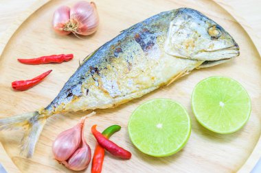 Kızarmış uskumru balığı