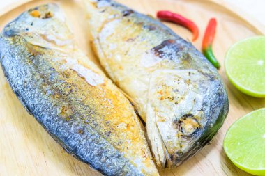 Kızarmış uskumru balığı