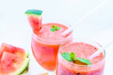 Bardakta karpuz suyu