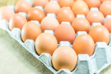 Çiğ tavuk yumurtası.