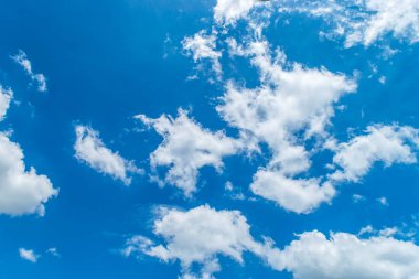 Bulutlu mavi gökyüzü