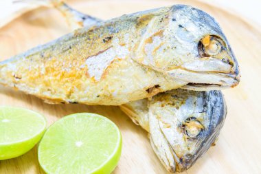 Kızarmış uskumru balığı