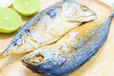 Kızarmış uskumru balığı