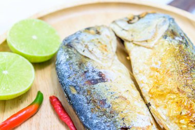 Kızarmış uskumru balığı