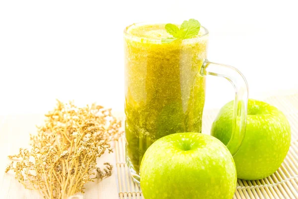Зеленый яблочный сок — стоковое фото