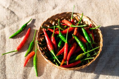 Bambu kabında taze biber.
