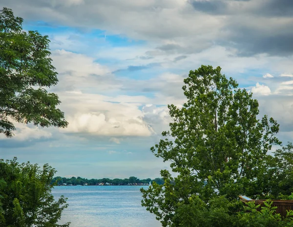 Влітку на човні по річці Детройт — стокове фото