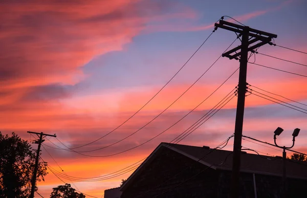 Lever de soleil sur les lignes électriques de la ville — Photo