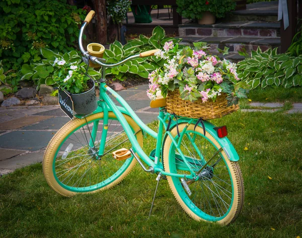 院子里装饰自行车花 — 图库照片