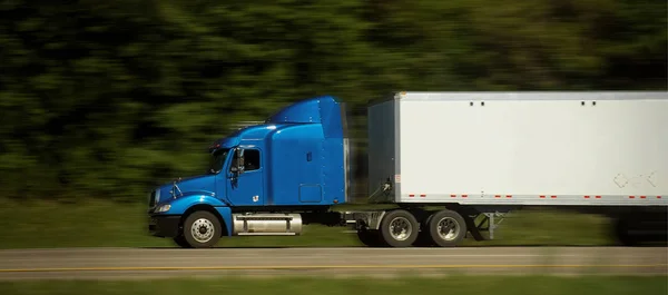 Semi lastbilar på motorvägen — Stockfoto