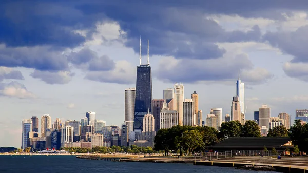 市区芝加哥密歇根湖上 图库图片