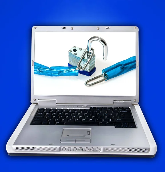 Leerer Bildschirm Laptop-Computer auf blau — Stockfoto