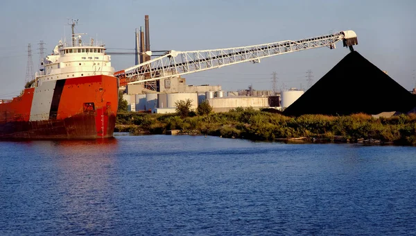 Déchargement des navires charbonniers — Photo