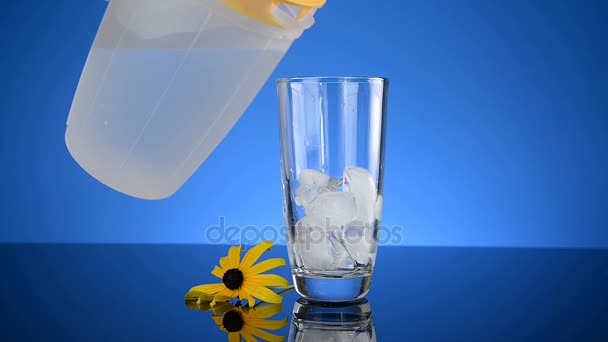 Agua fría del hielo del vidrio — Vídeos de Stock