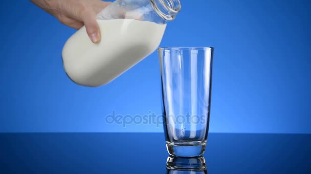 Leche fría de vidrio fresco — Vídeos de Stock