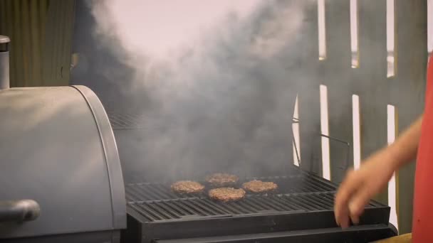 Barbacoa Hamburguesas a la parrilla — Vídeos de Stock