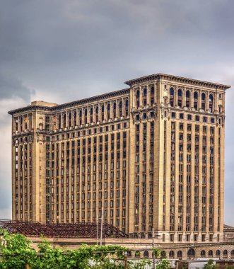 Terk edilmiş tren istasyonu Hdr