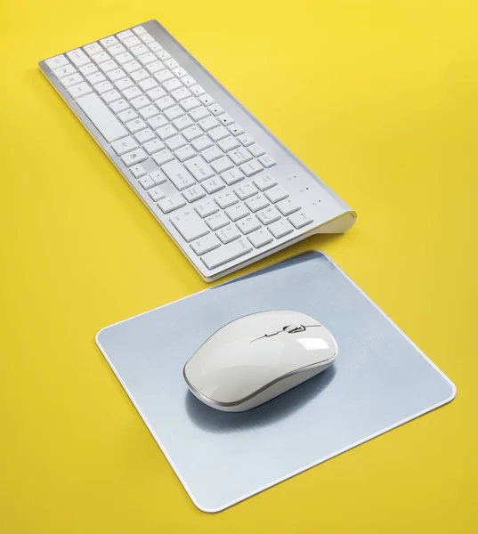Современная клавиатура и мышь — стоковое фото