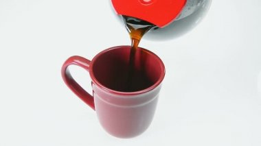 Bir bardak taze kahve dökme