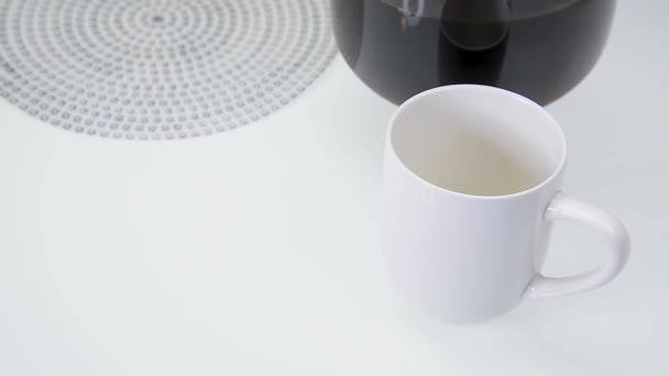 Verter Una Taza Café Fresco — Vídeo de stock