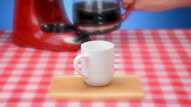 Kırmızı kahve fincanı taze demlendi kahve rüya gibi parlama ile 