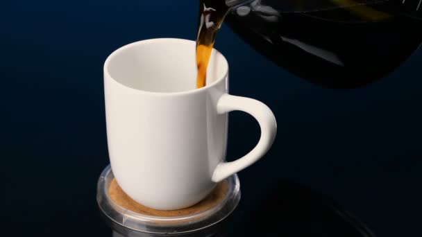 Weiße Kaffeetasse Mit Frisch Gebrühtem Kaffee Mit Linsenschlag — Stockvideo