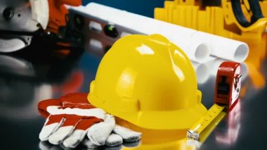 Kask ile masa üzerinde inşaat dişli 