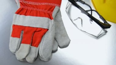 Kask ile masa üzerinde inşaat dişli 