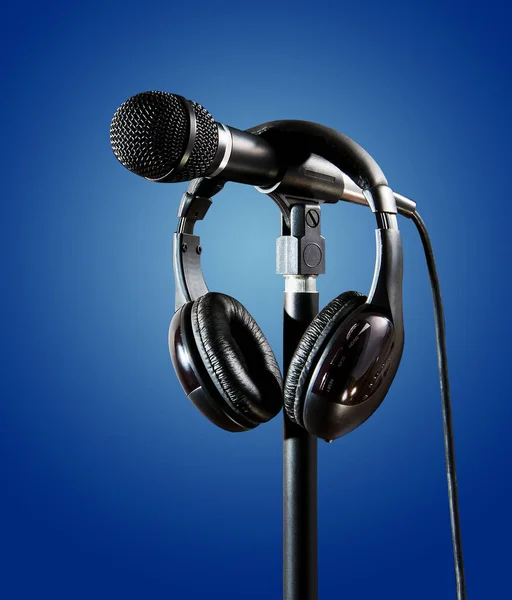 Micrófono de estudio y auriculares para cantante de grabación — Foto de Stock