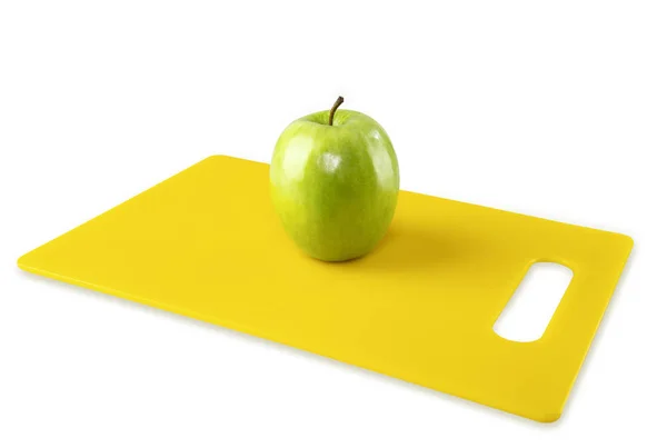 Pomme verte sur fond blanc planche à découper jaune — Photo