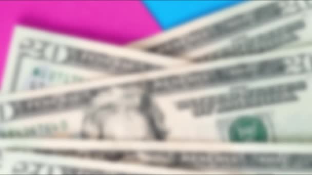 Zoom de enfoque de estante de dinero en efectivo colorido — Vídeo de stock