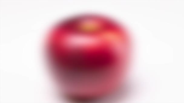 Шинный красный яблоко на белом — стоковое видео