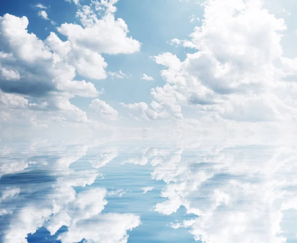 Nubes reflejadas en el mar —  Fotos de Stock