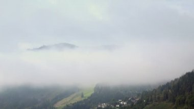 Sabah sis içinde dağ köyü