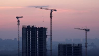 Gün batımında inşaat alanı