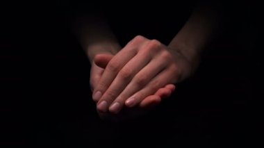 Avuç içi kadar ellerini aç ve bir şeyler gösteriyor. 