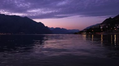 Akşam Mountais arasında Garda Gölü