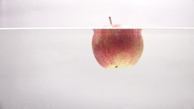 Suya düşen Kırmızı elma. 