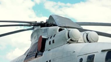 Askeri helikopter görünümünü yakın çekim. 