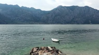 Gölde tekne görünümünü. 