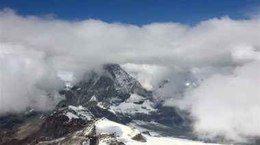 Bulutlar Matterhorn Dağı havadan Timelapse