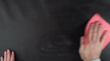 Pembe bir bez el tutar 