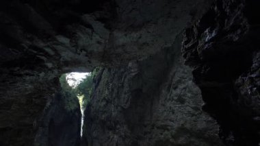 kapalı şelale mağara