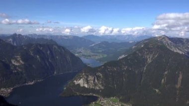 Göl Alps Mountais arasında.