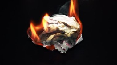 siyah arka plan üzerine yanan kağıt. 