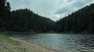 4 k zaman atlamalı ormandaki dağ gölü. 