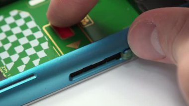 Görünüm erkek el Sim kartını çıkarma 