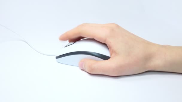 Mano femenina usando un ratón de ordenador — Vídeos de Stock