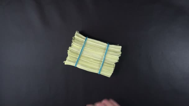 Blick von oben auf den Mann legte die Packung Bargeld. — Stockvideo